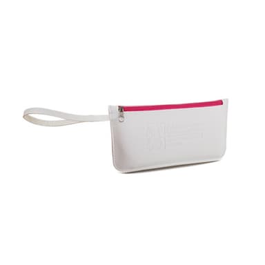 uma necessaire branca com alça
