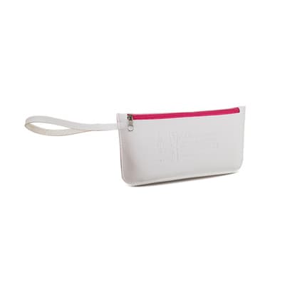 uma necessaire branca com alça