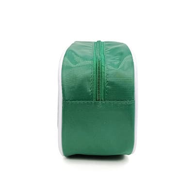 uma necessaire branca com zíper azul