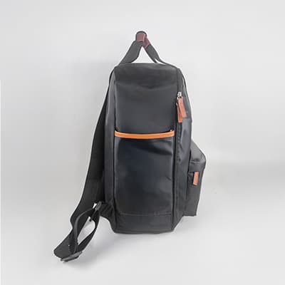 mochila fiji de perfil com bolso lateral e zíper laranja.