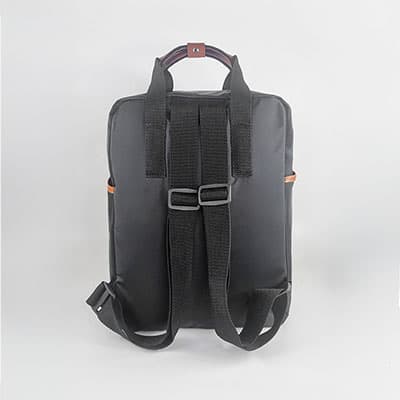 mochila fiji vista por trás, mostrando as alças