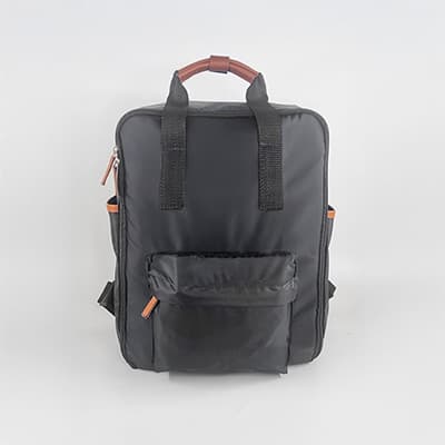 mochila fiji preta vista de frente com bolso externo e alças superiores.