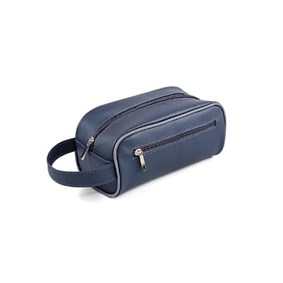 uma necessaire cinza com bolso frontal, vista de angulo