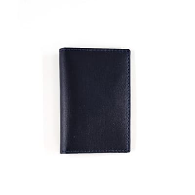 carteira preta aberta na vertical com cartões e dinheiro, fotografada em perspectiva sobre fundo branco.