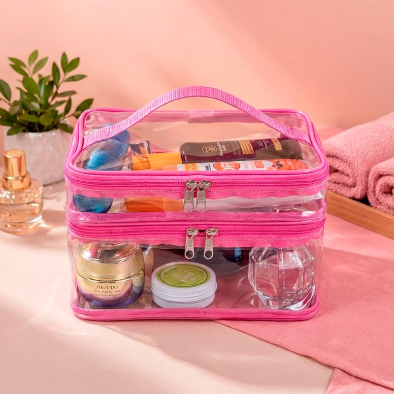 uma necessaire personalizada com diversos itens de maquiagem  dentro