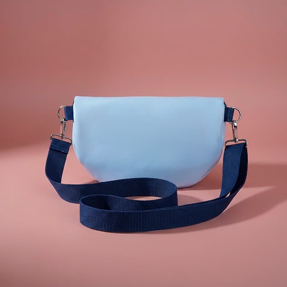 uma necessaire azul bebê de costas