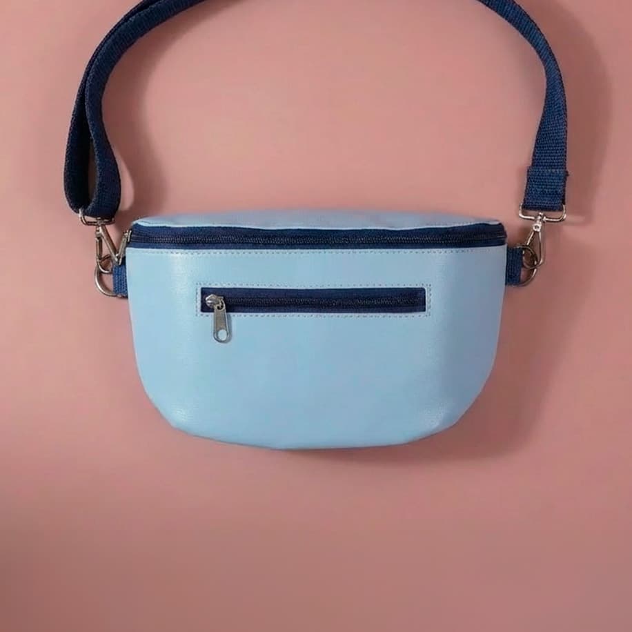 uma necessaire azul bebê de frente