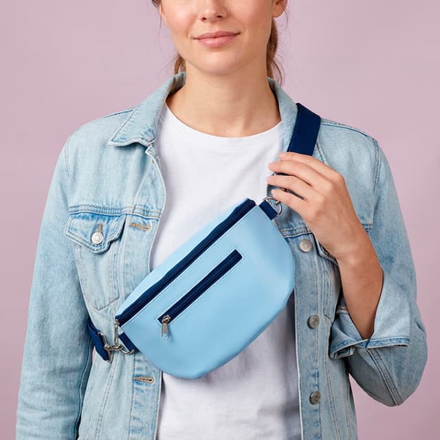uma mulher usando uma sholderbag azul bebê