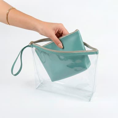 uma mão retirando uma necessaire de dentro de outra