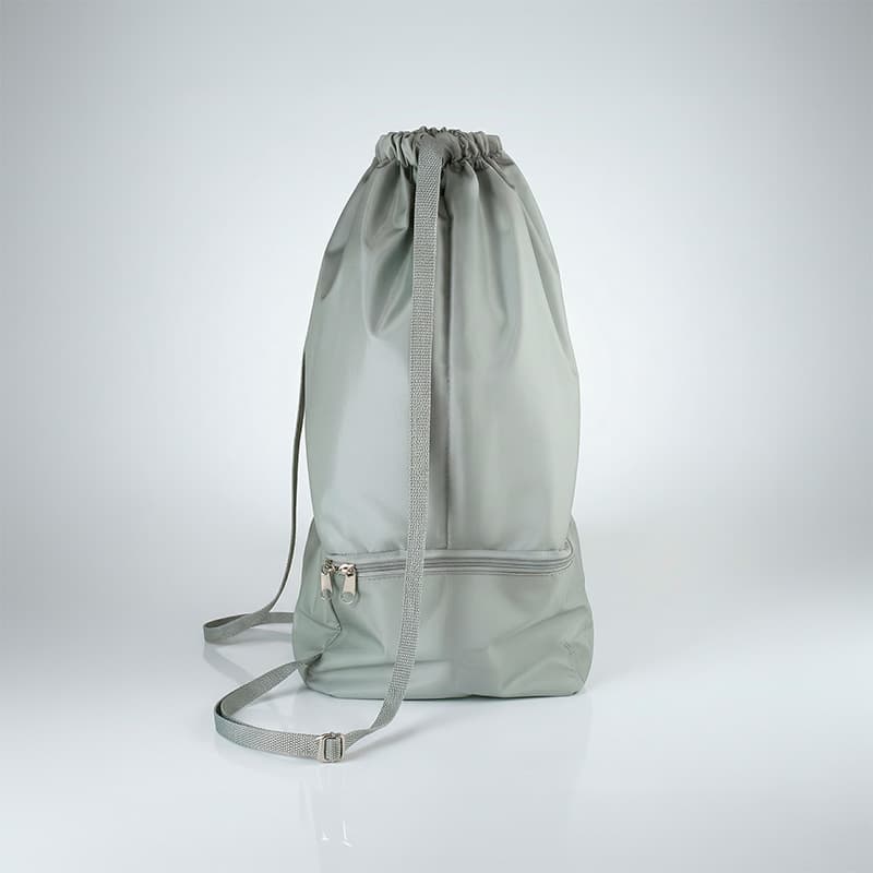 uma mochila sacola na cor cinza vista de lateral