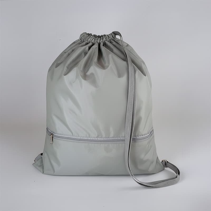 Uma mochila sacola cinza de frente, essa mochila sacola ou sacochila é opção de brinde personalizado, brinde corporativo 