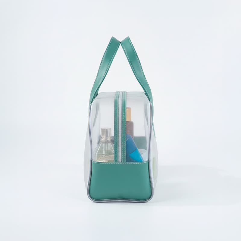 uma bolsa de tela com itens dentro vista de lado