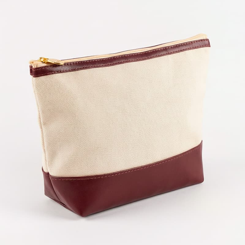 Uma necessaire na cor bordô e bege vista de ângulo