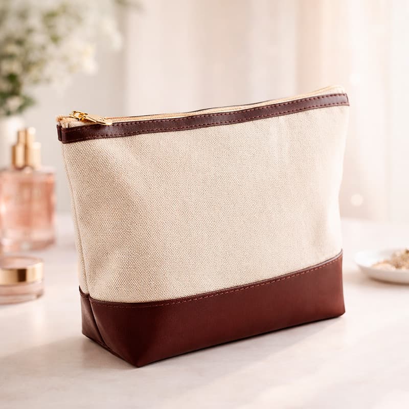 uma necessaire bordô e bege, essa necessaire é usada como brinde personalizado, como brinde corporativo ou como brinde para eventos em geral