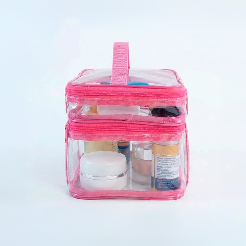 Uma necessaire transparente com rosa e diversos itens de cosméticos dentro