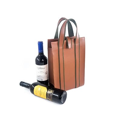 porta vinho caramelo com verde musgo com duas garrafas