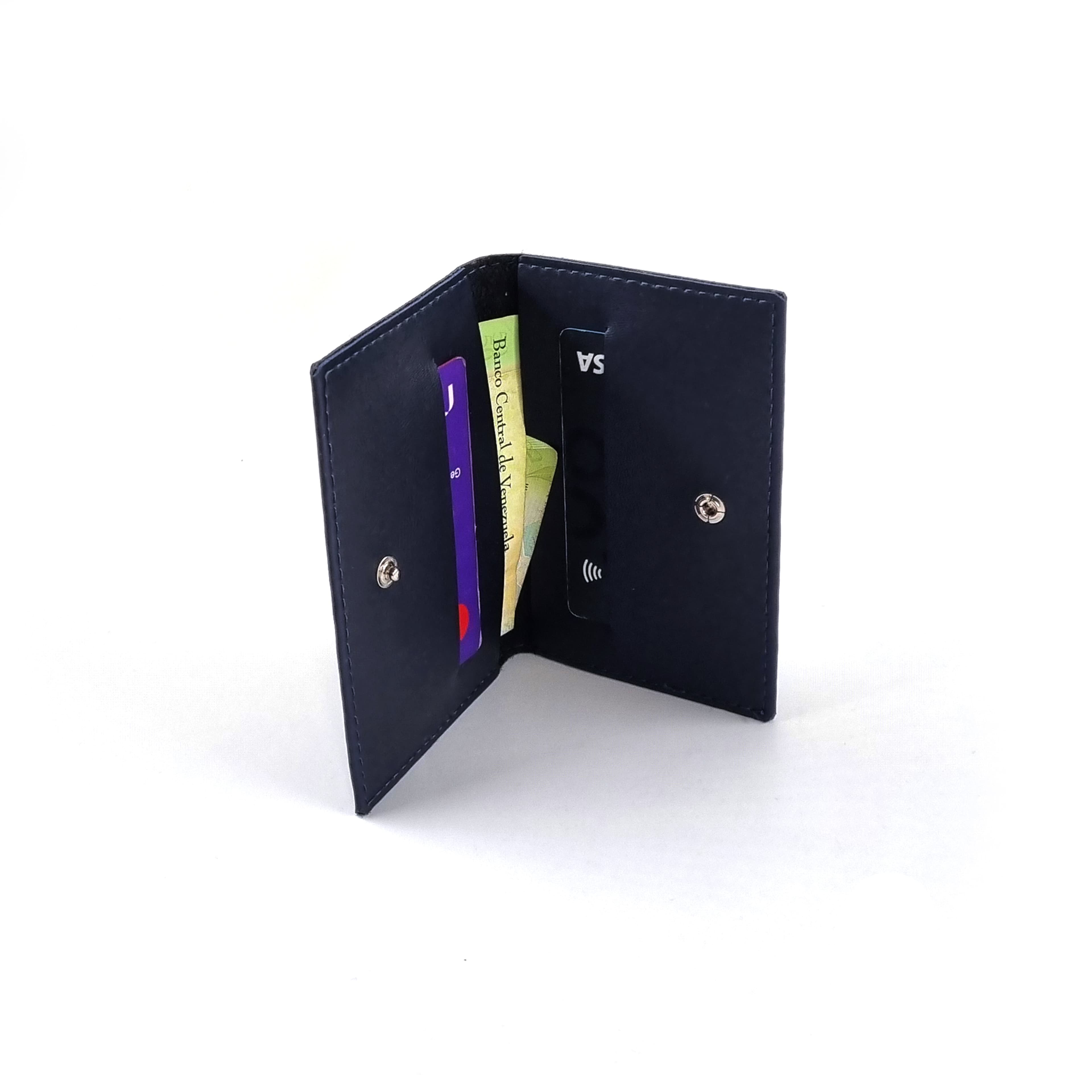 carteira preta fechada vista de frente, com acabamento liso e elegante, sobre fundo branco.